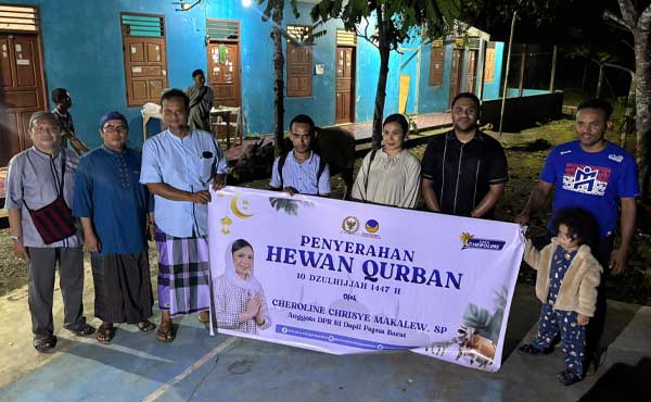 Legislator RI Cheroline Makalew Salurkan Hewan Qurban di Papua Barat 3 Cherolin Makalew Hewan Kurban3