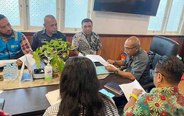 DLHP Kota Ambon Pemangkasa Pohon