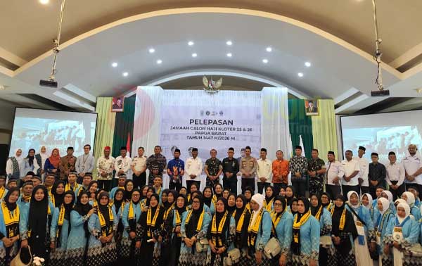 Resmi Lepas 143 JCH Papua Barat, Pesan Gubernur: Jaga Nama Baik Daerah dan Bangsa 2 GUB PB lepas JCH ke Tanah Suci 2026 2