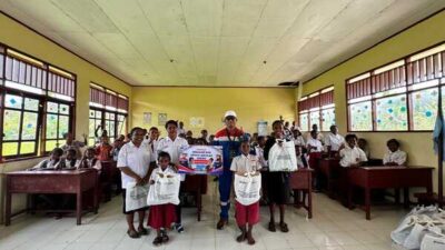 Pertamina Patra Niaga Kilang Kasim: Menepis Terik Seget, Mengantar Harapan Baru untuk Anak-Anak Ujung Papua