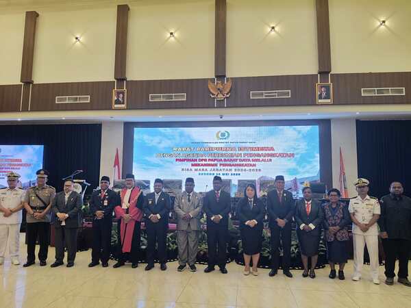 KPT Papua Barat Resmi Lantik Maria Jitmau Jabat Wakil Ketua III DPRP PBD 2 IMG 20260518 190040 1