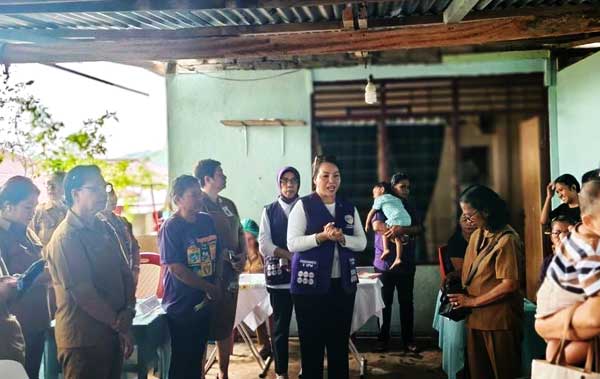 Lisa Wattimena Kembali Tinjau 2 Posyandu, Kali Ini di Halong Baru dan Nania 1 Lisa Wattimena 2 Posyandu di Halong baru n Nania
