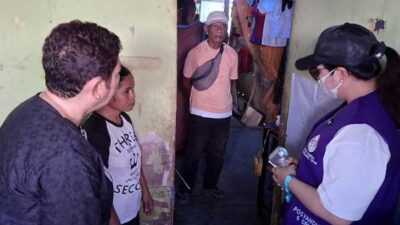 Lisa Wattimena Tinjau Kondisi Sebuah RTLH di Trem Wai Cina Passo 15 Lisa Wattimena RTLH di Passo