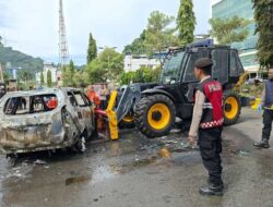 Mobil Modifikasi BBM Terbakar di Depan Mapolda Papua, Sopir Kabur