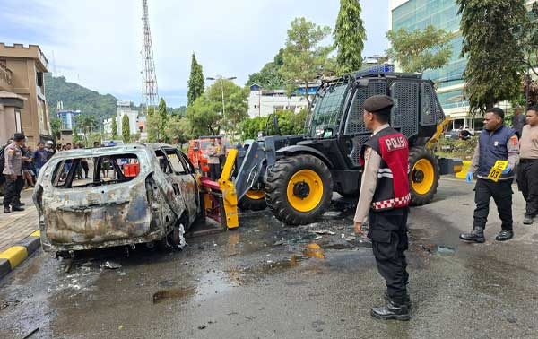 Mobil Terbakar Polda Papua