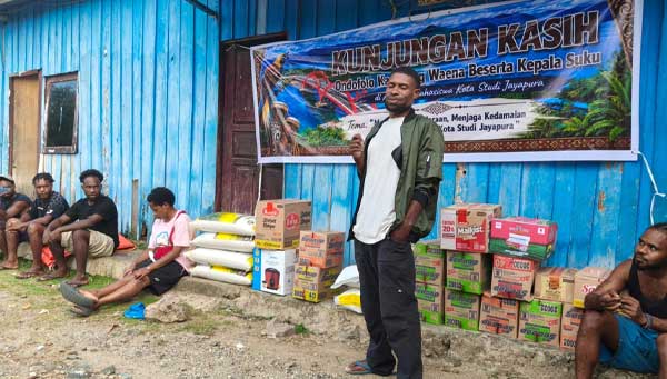Ondofolo Waena Berbagi Sembako ke Mhsiswa Wamena