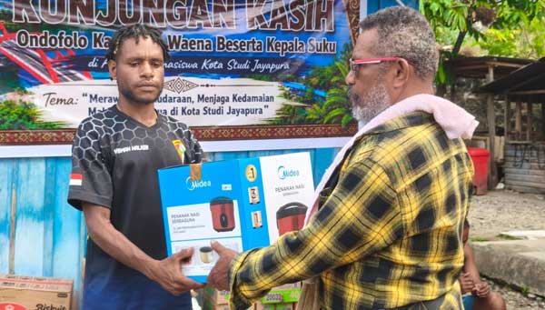 Ondofolo Waena Berbagi Sembako ke Mhsiswa Wamena2