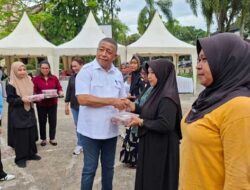 Pemkot Ambon Bersama Majelis Taklim Al-Madinah dan PKK Bagikan Daging Kurban
