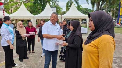 Pemkot Ambon Bersama Majelis Taklim Al-Madinah dan PKK Bagikan Daging Kurban 17 Pemkot Ambon n MT Al Madinah dan PKK Berkurban