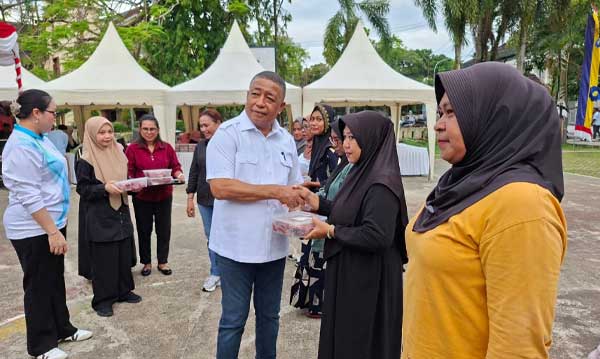 Pemkot Ambon Bersama Majelis Taklim Al-Madinah dan PKK Bagikan Daging Kurban 1 Pemkot Ambon n MT Al Madinah dan PKK Berkurban