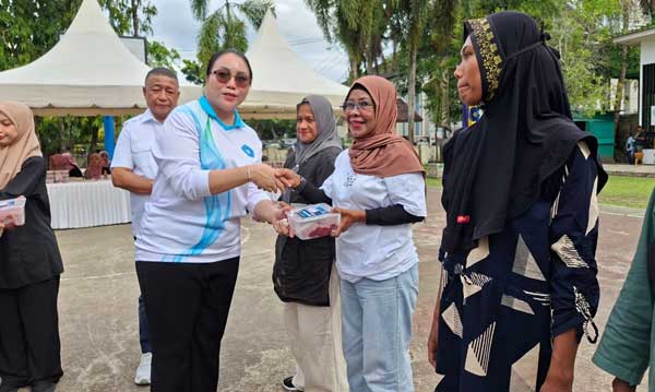 Pemkot Ambon Bersama Majelis Taklim Al-Madinah dan PKK Bagikan Daging Kurban 3 Pemkot Ambon n MT Al Madinah dan PKK Berkurban3
