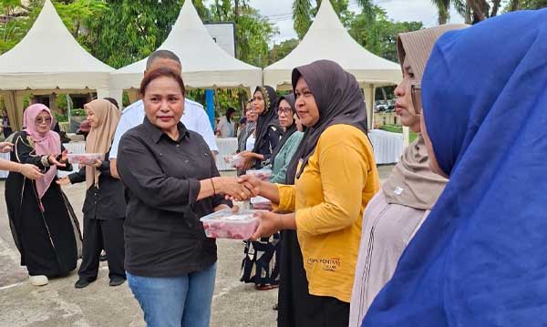 Pemkot Ambon Bersama Majelis Taklim Al-Madinah dan PKK Bagikan Daging Kurban 4 Pemkot Ambon n MT Al Madinah dan PKK Berkurban4