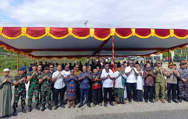 Gubernur Papua Tengah dan Bupati Mimika Serahkan 64 Ekor Sapi Kurban 4 Pemprov PT Pemkab Mimika Sapi Kurban 1447H 4