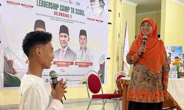 Leadership Camp to School Gelombang I: Saadiah Ajak Generasi Muda Peduli Lingkungan 1 Saadiah Uluputty Leadership Camp to School Gelombang I