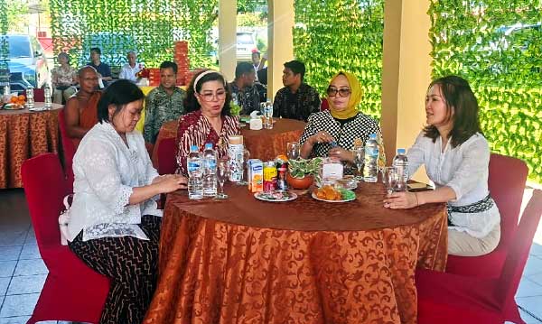 Perayaan Waisak 2570 BE di Ambon Sarat Pesan Perdamaian 2 Tjoa Tinnie Pinontoan Waisak 2570 BE di Amb2on