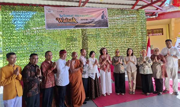 Waisak Perkuat Toleransi: Kota Ambon Buktikan Harmoni dalam Keberagaman 2 Wawali Ely Toisutta Waisak 2570 BE2
