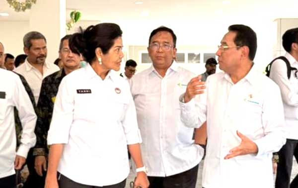 Yanni Wamenkes Benny di Tanah Paua