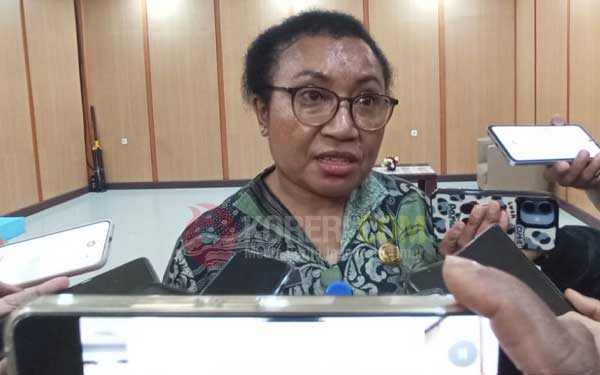 Amelda M. Rumayomi Sekretaris Badan Kesbang Mimika