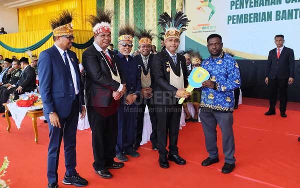 Dukung Pelayanan Kesehatan, Legislator Sase Bantu Distrik Fafurwar 1 Unit Ambulans 2 Bantuan Ambulans Distrik Farrfuar Bintuni2