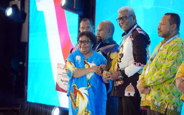Bupati JR Penghargaan Pemda Berprestasi Tanah Papua
