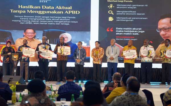 Pemkab Mimika Borong 2 Penghargaan Pemda Berprestasi di Ajang Apresiasi Kemendagri 2 Bupati JR Penghargaan Pemda Berprestasi Tanah Papua3