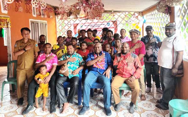 Ever Indou Terima Aspirasi Masyarakat Distrik Mokwam, Ini Detail Masalahnya 2 Ever Indou Terima Aspirasi Masyarakat Distrik Mokwam2