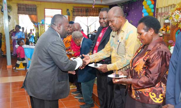 Pesan Penting Gubernur Papua Tengah di HUT ke 62 Gereja Kingmi Maranatha Nabire 2 Gub PT HUT ke 62 Gereja Kingmi Jemaat Marnatha Nabire3