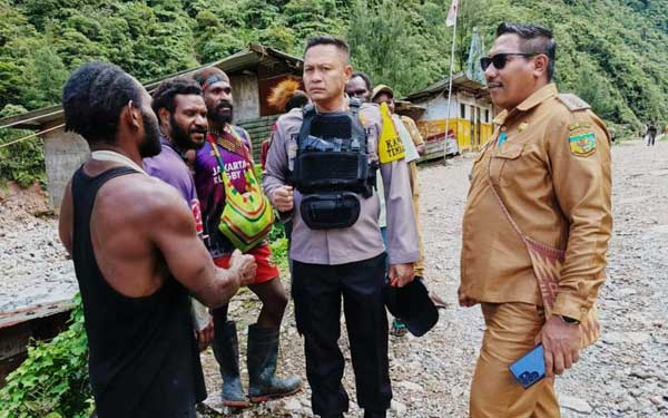 Tanggapi Unggahan Oknum Nakes, Kadistrik: “Koordinasi Supaya Jangan Ada Dusta Diantara Kita” 1 Kadistrik Tembagapura Dev Richard Tatiratu