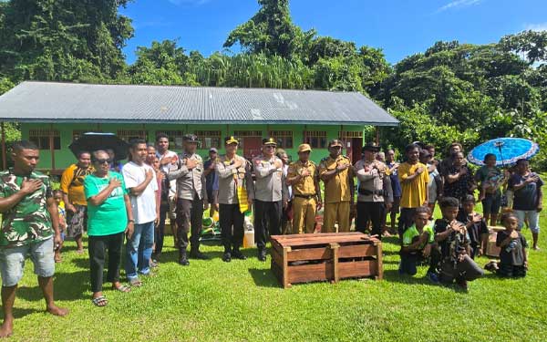 Kunjungi Wapoga Bawa Bantuan, Masyarakat Sambut Hangat Kapolda Papua Tengah 2 Kapolda PT JR Bantuan ke Wapoga