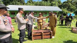 Kunjungi Wapoga Bawa Bantuan, Masyarakat Sambut Hangat Kapolda Papua Tengah 3 Kapolda PT JR Bawa Bantuan ke Wapoga