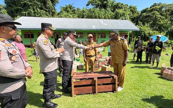 Kapolda PT JR Bawa Bantuan ke Wapoga