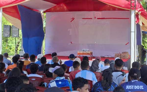 Ketua Golkar Maluku Nobar Warga Tulehu