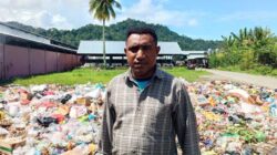 Ketua KNPI Yapen Densius Amamehi S.IP sampah