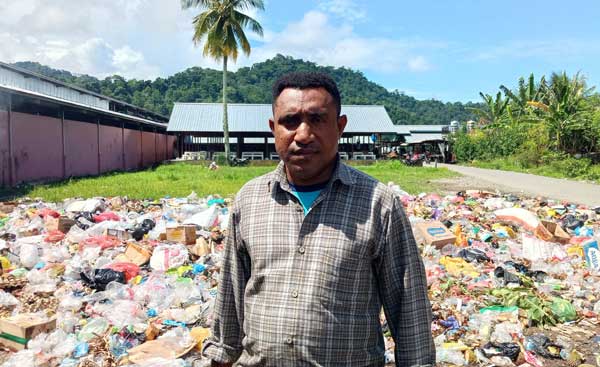 Ketua KNPI Yapen Soroti Tumpukan Sampah di Area Pasar Aroro-Iroro Serui 1 Ketua KNPI Yapen Densius Amamehi S.IP sampah