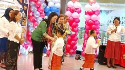 Bunda Lisa Lepas 38 Siswa TK Negeri 1 Ambon, Tekankan Pendidikan Karakter Sejak Dini 7 LIsa Wattimena Lepas 38 Siswa TKN 1 Ambon 1