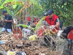 DPD PDIP Papua Bersama Warga Gotong Royong Bersihkan Kampung Yobeh