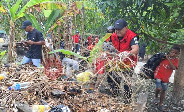 DPD PDIP Papua Bersama Warga Gotong Royong Bersihkan Kampung Yobeh 1 PDIP Papua Bersih2 di Kampung Yobeh