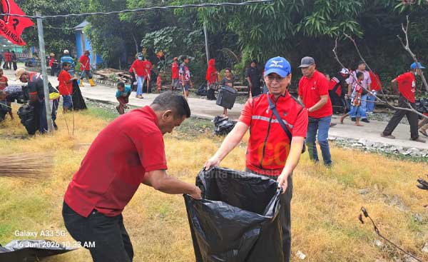DPD PDIP Papua Bersama Warga Gotong Royong Bersihkan Kampung Yobeh 2 PDIP Papua Bersih2 di Kampung Yobeh2