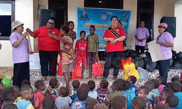 Bunda PAUD Motivasi Anak-anak Potowaiburu Rajin Sekolah, Tanamkan Mimpi Sejak Dini 2 PKK Mimika Kunker Potowaiburu2