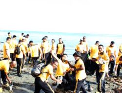 Aksi Bersih Pantai Nabire: Wakapolda Papua Tengah Pimpin Jajaran Angkut Sampah Penuhi 2 Truk