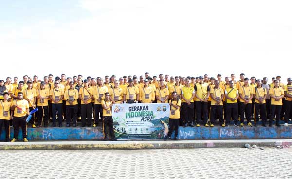 Aksi Bersih Pantai Nabire: Wakapolda Papua Tengah Pimpin Jajaran Angkut Sampah Penuhi 2 Truk 2 Polda PT Aksi Bersih Pantai Nabire2