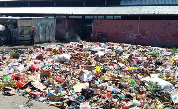 Ketua KNPI Yapen Soroti Tumpukan Sampah di Area Pasar Aroro-Iroro Serui 2 Tumpukan Sampah di Area Pasar Aroro Iroro Serui