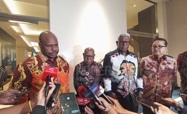 YPMAK-Pemkab Mimika Teken MoU, Perkuat Pembangunan Berbasis Masyarakat 2 YPMAK Pemkab Mimika Teken MoU2