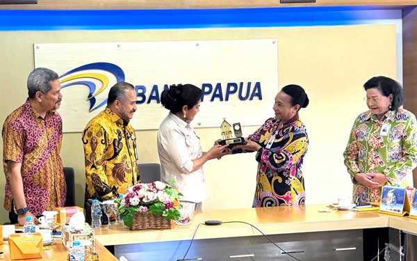 Yanni Dorong Bank Papua Jadi Motor Kemandirian Ekonomi OAP 1 Yanni Banka Papua Ekonomi OAP