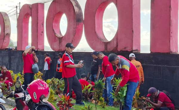 Camat Teluk Ambon Aksi Tanam Gadihu di Tugu ACoM