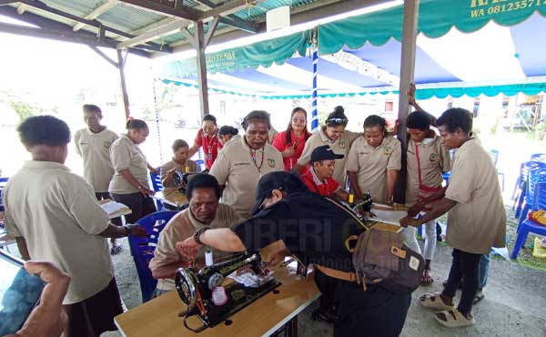 Maskimalkan Dana Otsus, Disperindag Mimika Latih Jahit-Menjahit Perkuat Ekonomi OAP 1 Disperindag Mimika Pelatihan Jahit Menjahit OAP