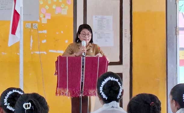 Elmy Samall Kepsek SMPN 18 Ambon