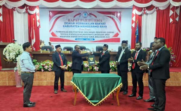 F-Otsus DPRK Mamberamo Raya Tolak LPJ 2025, Beberkan Alasannya 1 F Otsus DPRK Mabraya Tolak LPJ 2025