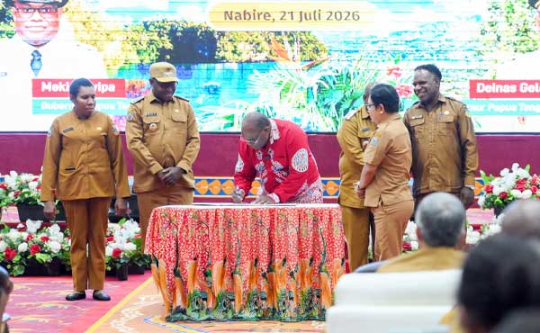 Program BANGKIT Papua Tengah Diluncurkan, Fokus Perkuat Generasi dan Keluarga 1 Gub PT Peluncuran Program BANGKIT PT