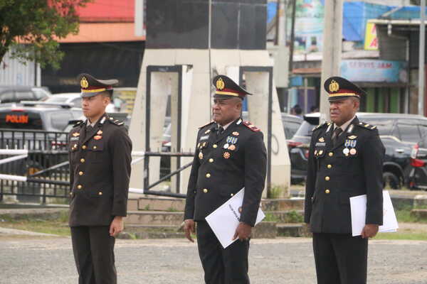 HUT Bhayangkara ke-80, Polda PBD Beri Penghargaan Dua Personel Polres Tambrauw 2 IMG 1399 1